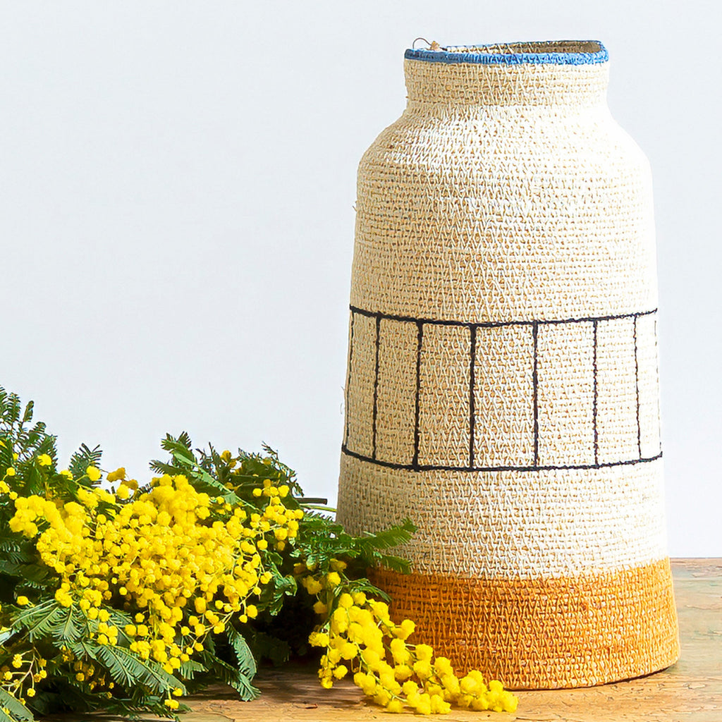 Cesto de fibra en color almendra y naranja