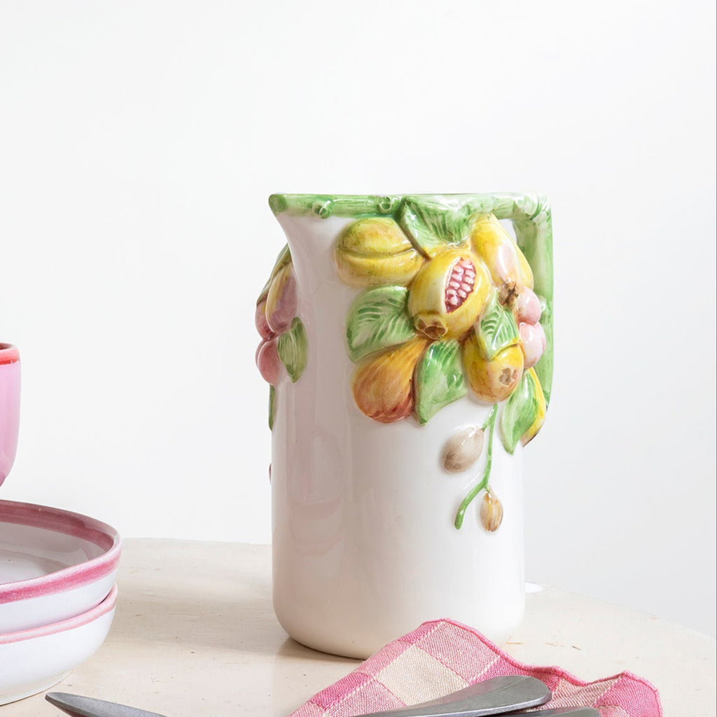 Jarra de frutas en relieve