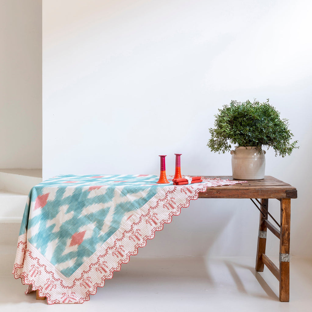 Mantel Ikat turquesa y rosa con cenefa bordada