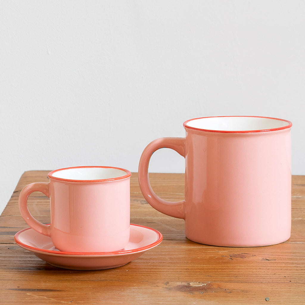 Taza de café rosa con filo rojo