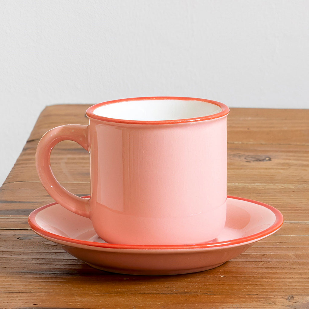 Taza de café rosa con filo rojo