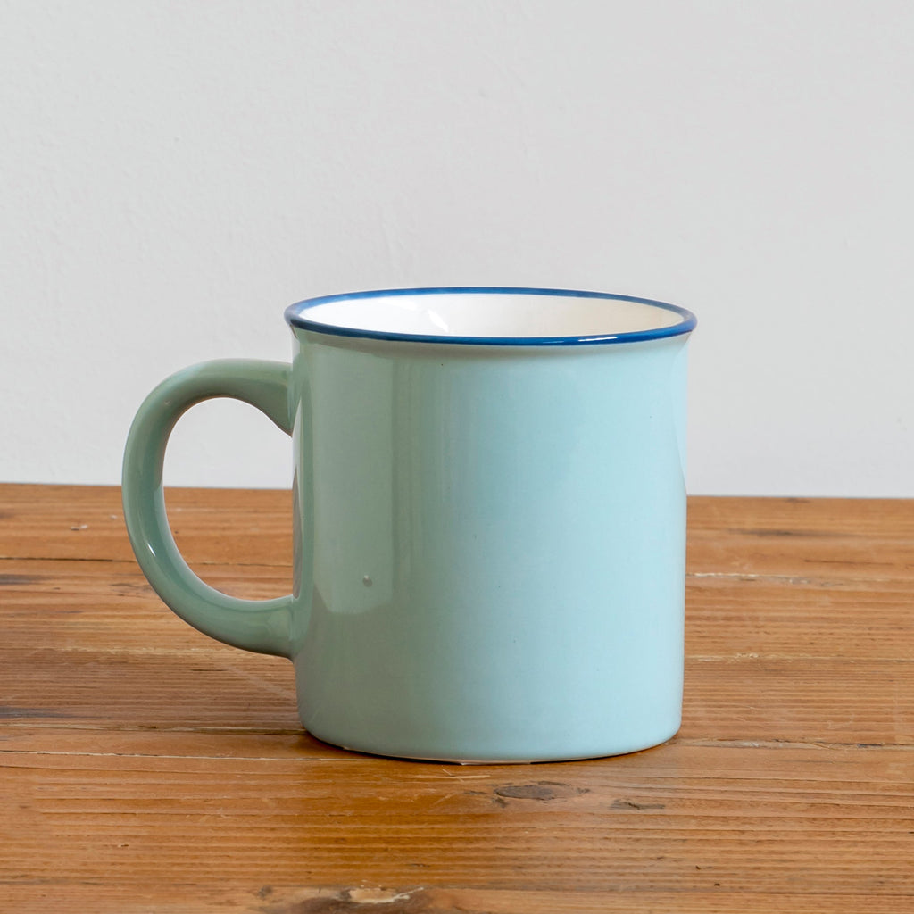 Taza de desayuno azul turquesa con filo azul