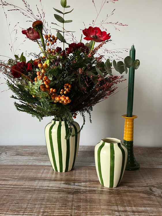 Florero de rayas verdes y blancas